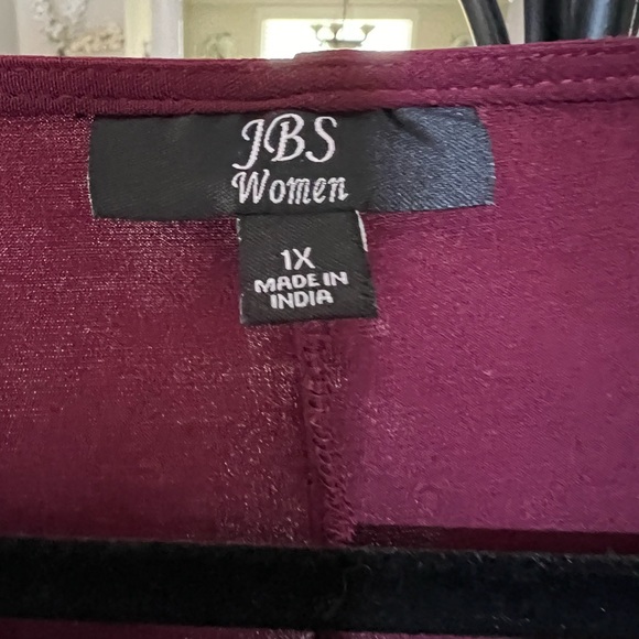 Burgundy dress with ruffled rhinestone sleeves and rhinestone collar size 1X - Picture 2 of 4